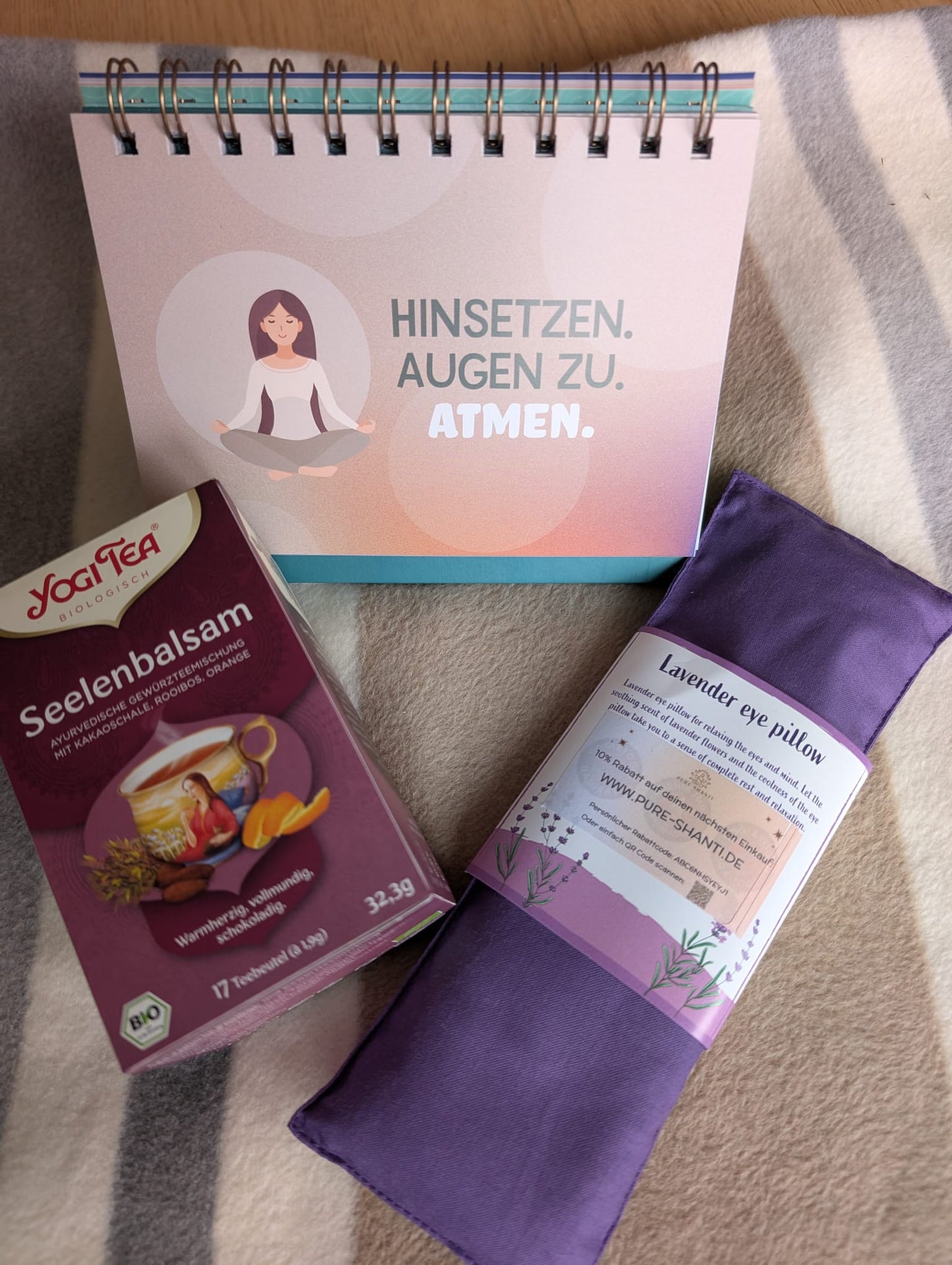Geschenkbox zum Muttertag: PURE SHANTI Augenkissen, Herzdose von Leonardo, Yogi-Tee