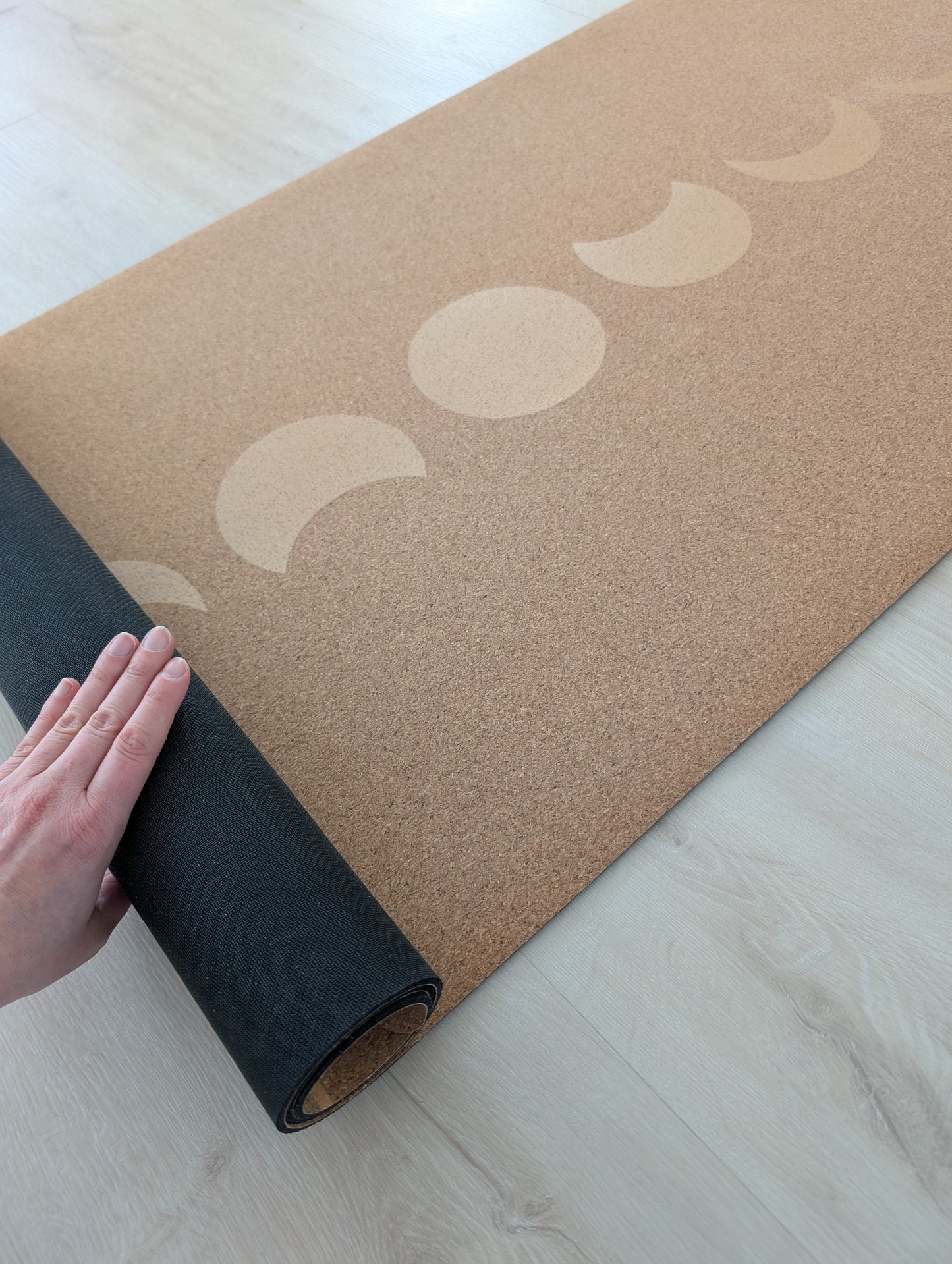 Yogamatte aus Kork & Naturkautschuk | Natürlich rutschfest, angenehm hautfreundlich & geruchsneutral | Inkl. Tragegurt | 183 x 61 cm