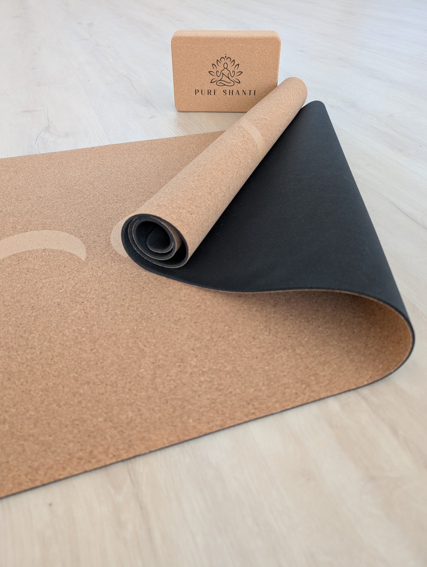Yogamatte aus Kork & Naturkautschuk | Natürlich rutschfest, angenehm hautfreundlich & geruchsneutral | Inkl. Tragegurt | 183 x 61 cm