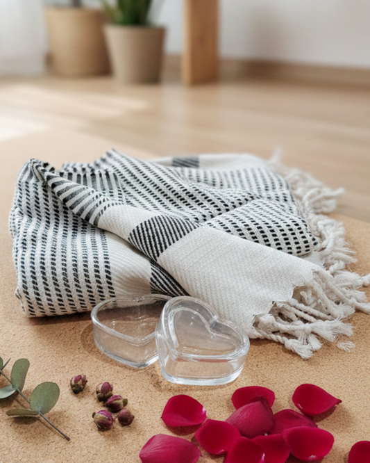 Valentinstag-Special III: Wohlfühl-Decke und Schmuckdose in Herzform mit persönlicher Gravur