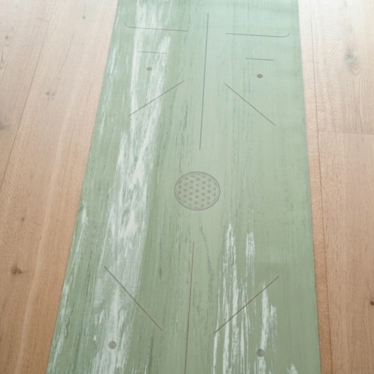 Yogamatte aus reinem Naturkautschuk | Perfekter Grip | Farbe: Salbeigrün | Kostenloser Tragegurt | 183 x 64 cm | 4mm Dämpfung